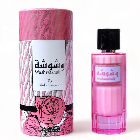 Roze glazen parfumfles met zwarte dop en cilindrische verpakking met rozenillustraties van ard al zaafaran milky wash washa