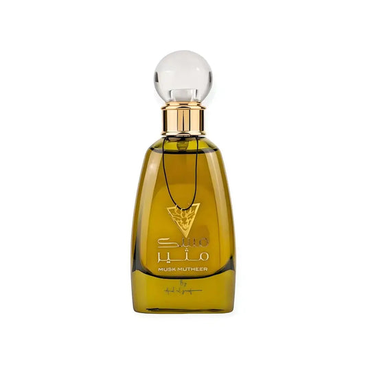 Een gouden amberkleurige glazen parfumfles met een heldere bolvormige dop en Arabische inscriptie van Ard al Zaafaran musk mutheer