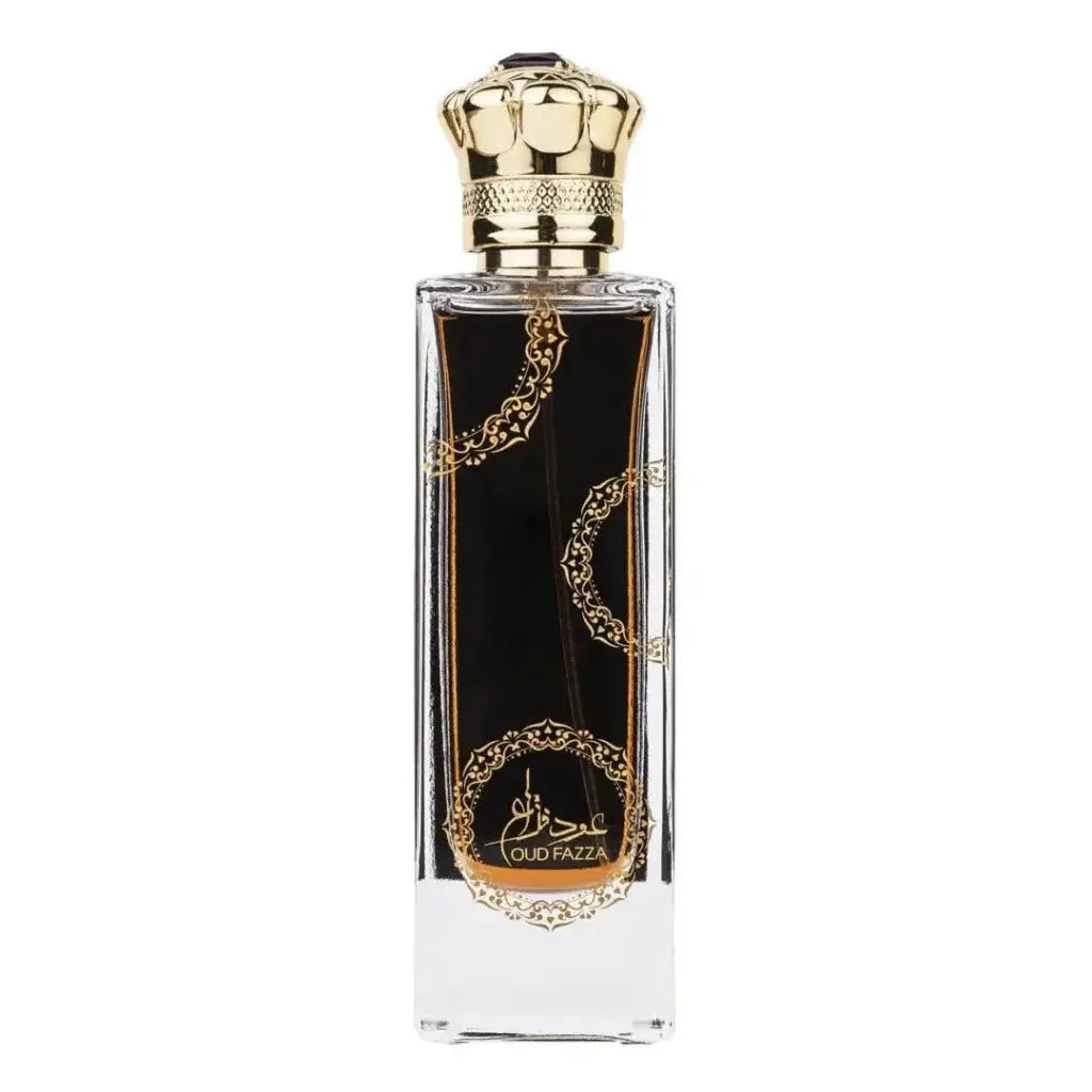 Een rechthoekige glazen Ard al Zaafaran oud Fazza parfumfles met zwarte vloeistof en gouden filigrainpatronen en kroonvormige dop