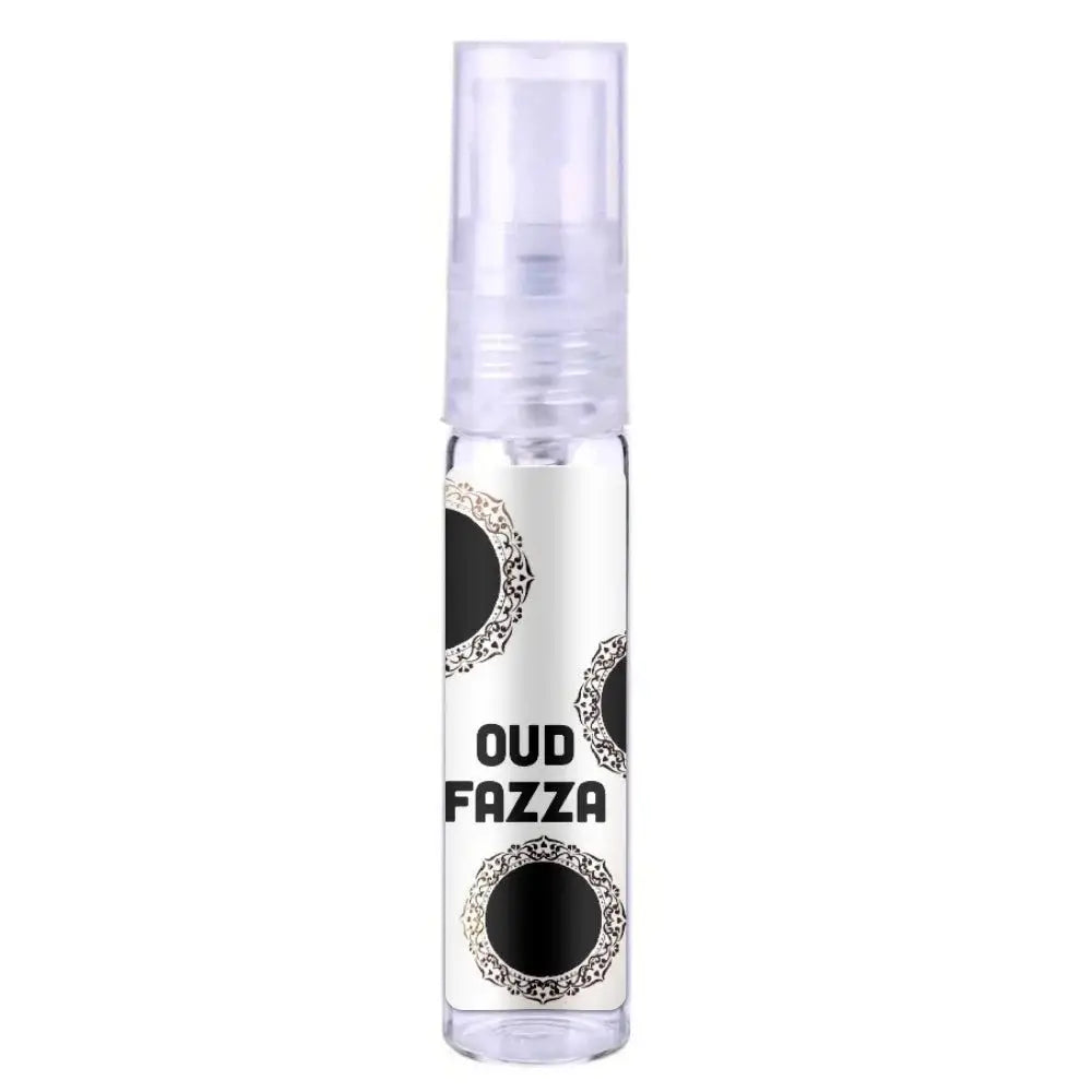 Heldere glazen sprayfles met wit etiket en zwarte cirkels met de tekst oud fazza in het product ard al zaafaran oud fazza