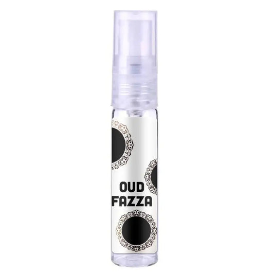 Heldere glazen sprayfles met wit etiket en zwarte cirkels met de tekst oud fazza in het product ard al zaafaran oud fazza