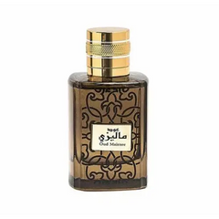 Een rechthoekige amberkleurige glazen fles met zwart geëtste patronen en gouden dop van ard al zaafaran oud malezee