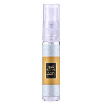 Een slanke, transparante sprayfles met een zilveren en gouden label van ard al zaafaran oud romancea