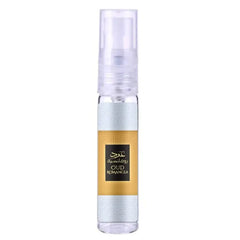 Een slanke, transparante sprayfles met een zilveren en gouden label van ard al zaafaran oud romancea