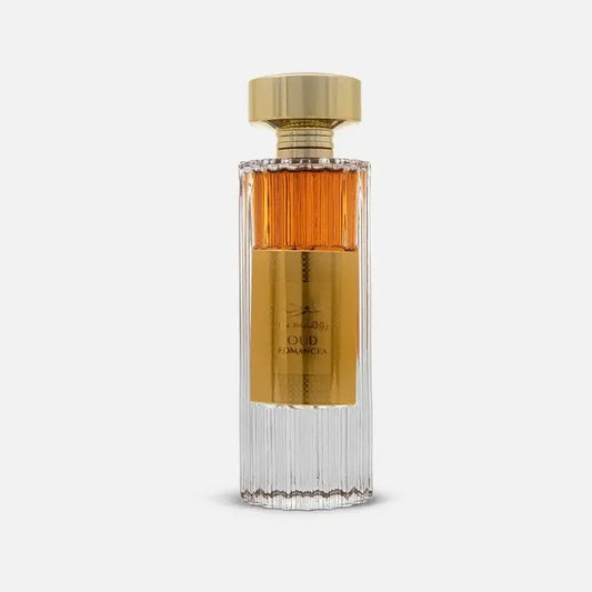 Een hoge heldere glazen parfumfles met verticale ribbels en een gouden dop bevat amberkleurige vloeistof ard al zaafaran oud romancea