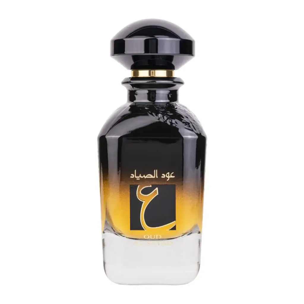 Zwart glazen parfumflesje ard al zaafaran oud al sayad met glanzende zwarte dop en gouden accenten op amber achtergrond
