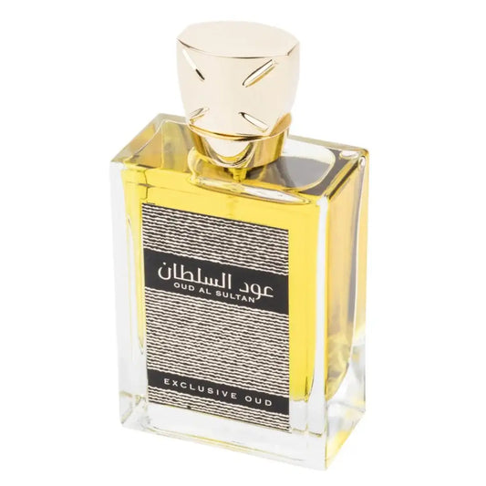 Een slanke transparante glazen fles met gouden dop en etiket met de tekst oud al sultan bevat amberkleurige parfum ard al zaafaran oud sultan exclusive