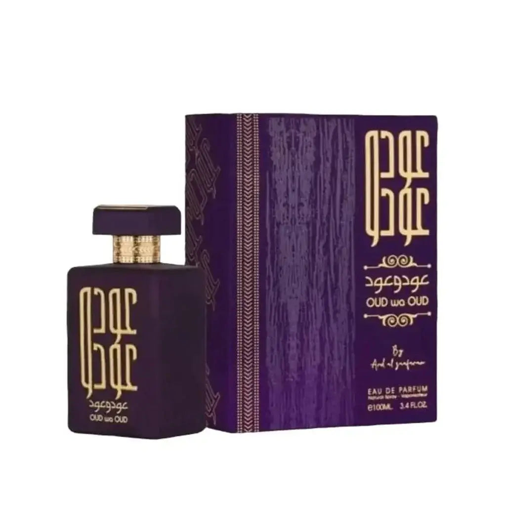 Diep paarse rechthoekige parfumfles met goud arabisch schrift en dop naast de Ard al Zaafaran Oud Wa Oud doos