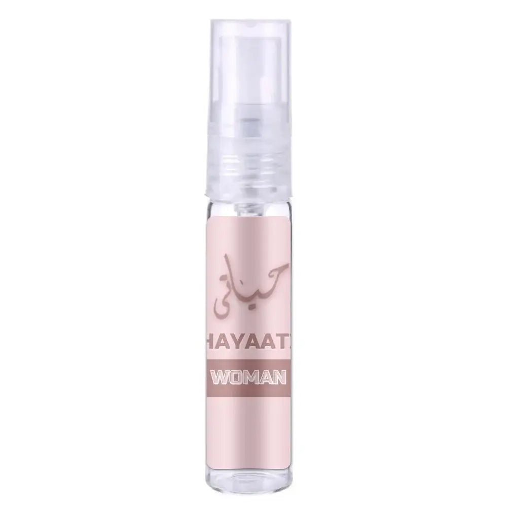 Een slanke transparante glazen parfumfles met een roségouden label en spraydop van ard al zaafaran parfum hayaati woman