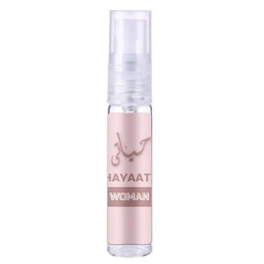Een slanke transparante glazen parfumfles met een roségouden label en spraydop van ard al zaafaran parfum hayaati woman
