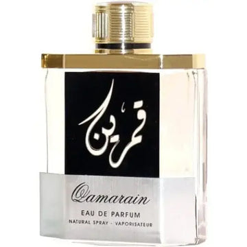 Een slanke doorzichtige glazen fles qamarain eau de parfum van ard al zaafaran met goudkleurige dop en metallic accenten