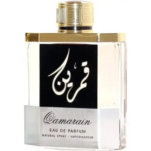 Een slanke doorzichtige glazen fles qamarain eau de parfum van ard al zaafaran met goudkleurige dop en metallic accenten