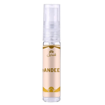 Een helder glazen sprayflesje met een transparante pomp en beige label met gouden tekst en zondecoraties van ard al zaafaran qandeel