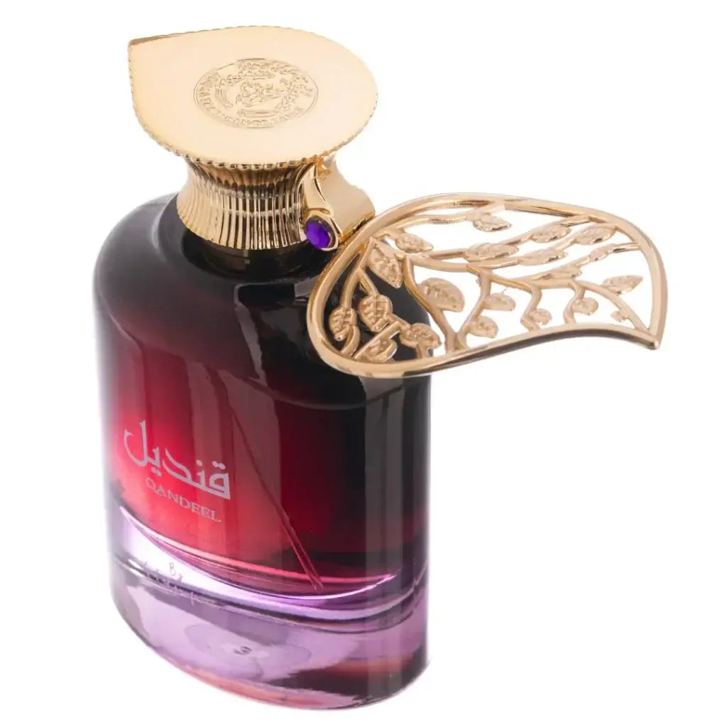 Een luxe Ard al Zaafaran Qandeel parfumfles met een roodpaarse glazen body en een goudkleurige bladvormige dop