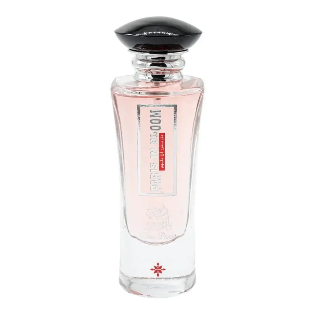 Een helder glazen parfumfles met zwarte dop en roze vloeistof van ard al zaafaran rose paris bloom met label paris in bloom