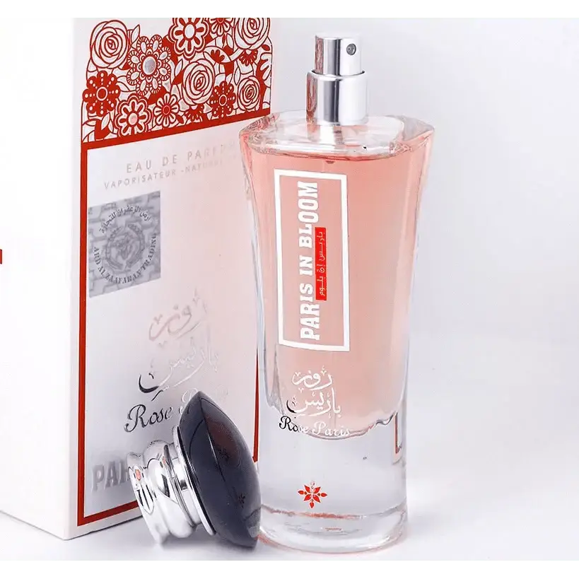 Een helder glazen fles ard al zaafaran rose paris bloom parfum met zilveren verstuiver en roze vloeistof
