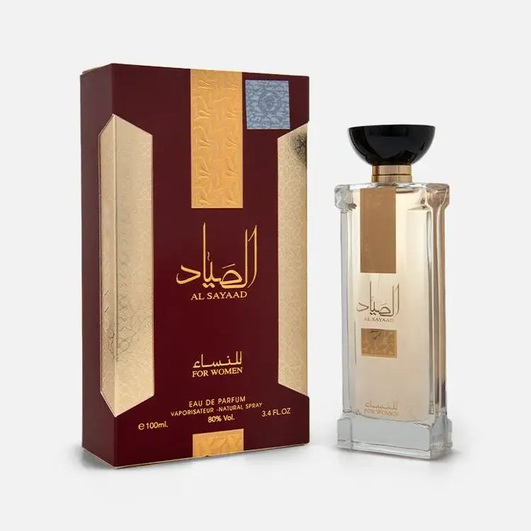 Een rechthoekige glazen parfumfles met zwarte dop en gouden accenten met licht amberkleurige vloeistof van ard al zaafaran al sayaad woman