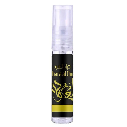 Heldere glazen sprayfles met zwart etiket en gouden arabische kalligrafie hara al oud voor ard al zaafaran thara al oud