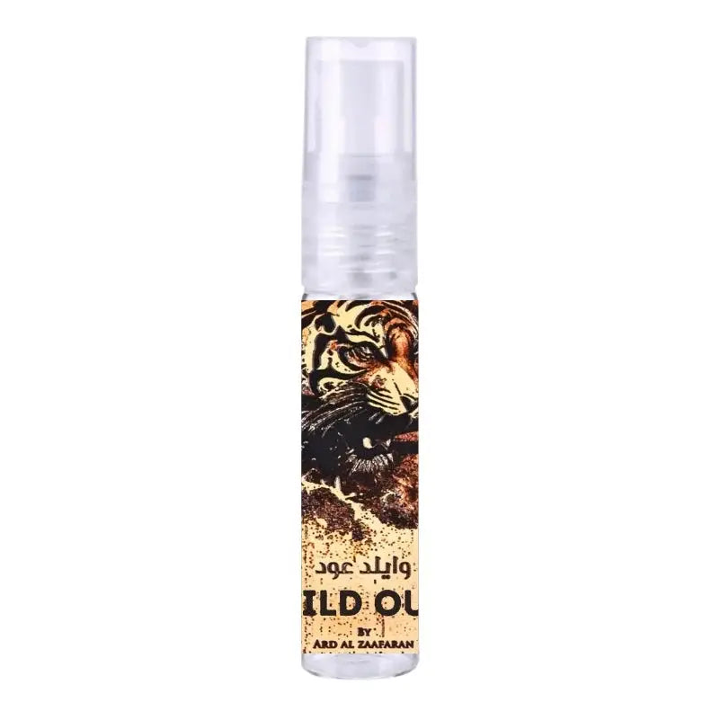 Transparante sprayfles met tijgerillustratie en label wild oud by abd al zaafran voor geurverspreiding