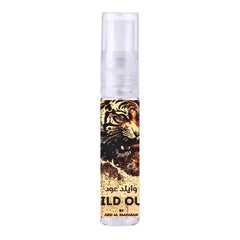 Transparante sprayfles met tijgerillustratie en label wild oud by abd al zaafran voor geurverspreiding