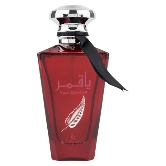 Een diep rood rechthoekig glazen parfumflesje ard al zaafaran yaa qamar met zilveren dop en zwarte strik