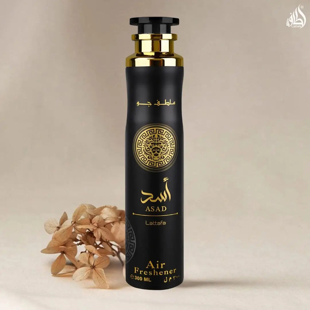 Zwarte cilindrische asad luchtverfrisser van Lattafa met gouden accenten en gedetailleerd leeuwenkopdesign 300ml