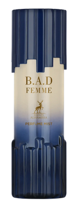 Een slanke verticale fles b.a.d femme body mist van maison altamara met een blauw-cream kleurig label en gouden letters
