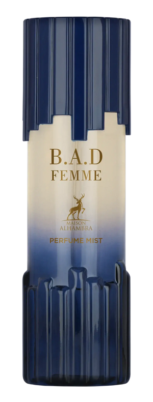 Een slanke verticale fles b.a.d femme body mist van maison altamara met een blauw-cream kleurig label en gouden letters