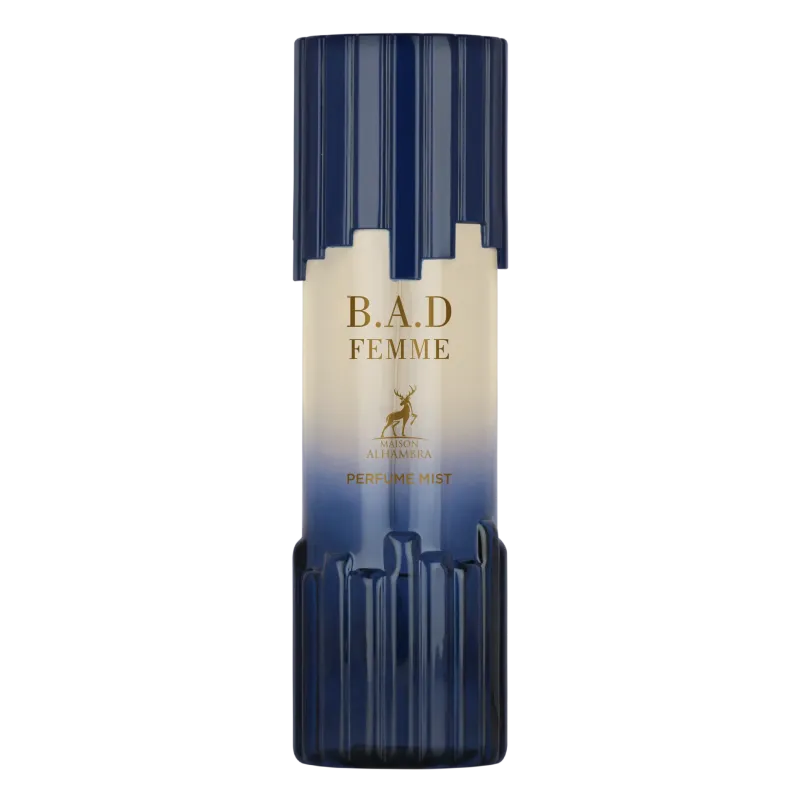 Een slanke verticale fles b.a.d femme body mist van maison altamara met een blauw-cream kleurig label en gouden letters