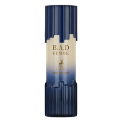 Een slanke verticale fles b.a.d femme body mist van maison altamara met een blauw-cream kleurig label en gouden letters