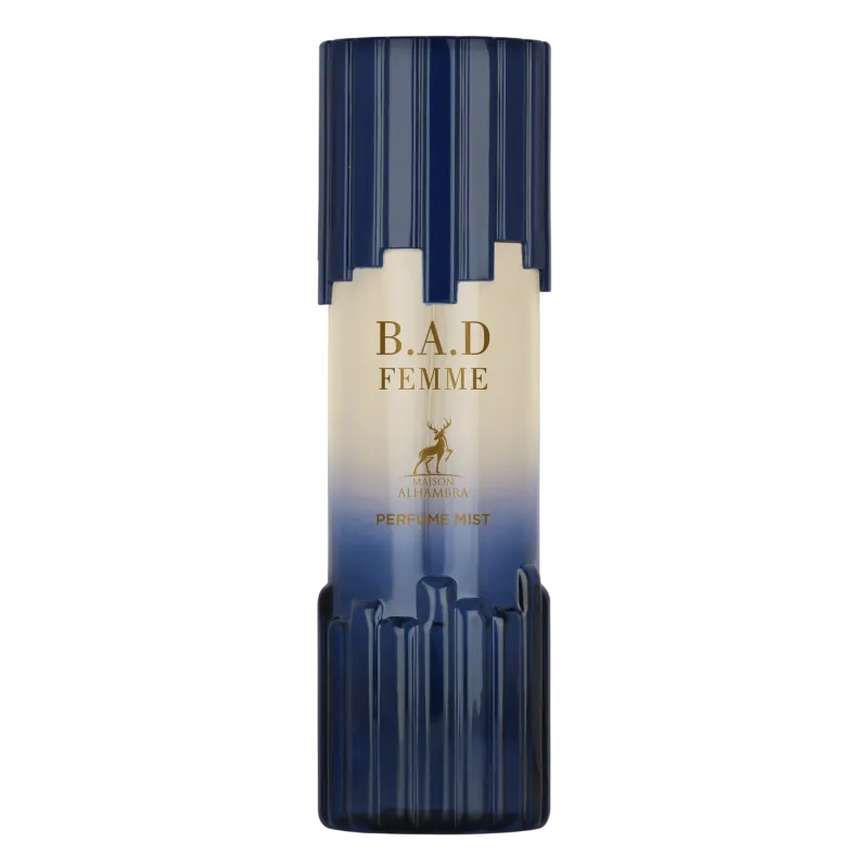 Een slanke verticale fles b.a.d. femme body mist van maison al haramia met een blauw-crème label en gouden letters
