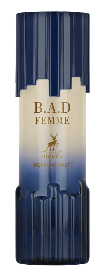 Een slanke verticale fles b.a.d. femme body mist van maison al haramia met een blauw-crème label en gouden letters