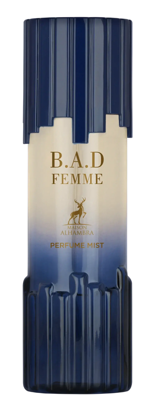 Een slanke verticale fles b.a.d. femme body mist van maison al haramia met een blauw-crème label en gouden letters