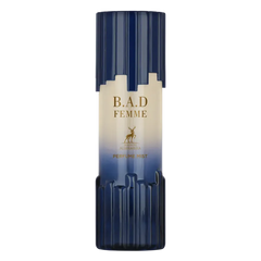 Een slanke verticale fles b.a.d. femme body mist van maison al haramia met een blauw-crème label en gouden letters
