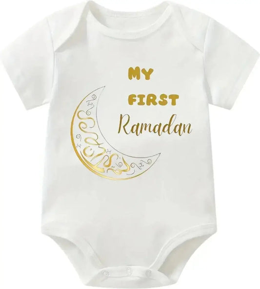 Witte unisex babyromper van katoen met gouden maansikkel en tekst my first ramadan maat 3-6 maanden
