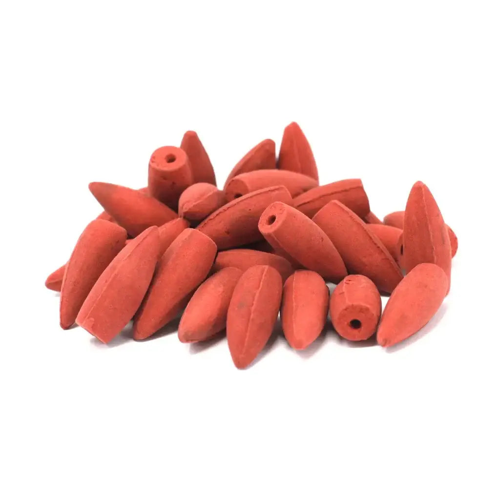 Een stapel rode backflow wierookkegels - Dragonsblood voor een rustgevende sfeer