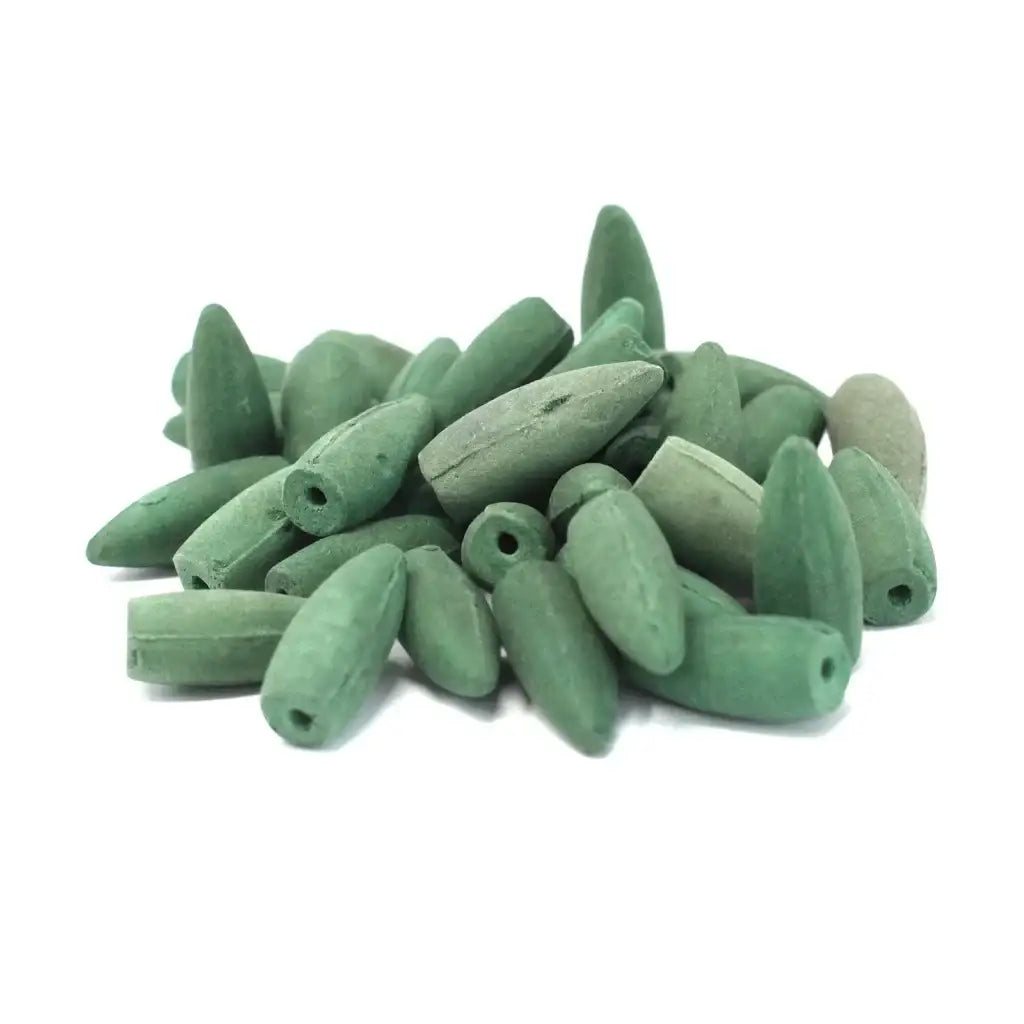 Een stapel groene kegelvormige wierookkegels - Frankincense & Myrrh