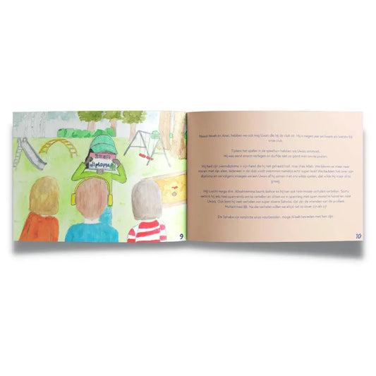Open kinderprentenboek een beetje anders club met illustraties van drie kinderen op het speelplein en meertalige tekst