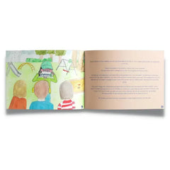 Open kinderprentenboek een beetje anders club met illustraties van drie kinderen op het speelplein en meertalige tekst