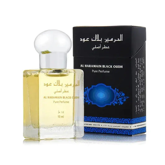 Een heldere glazen fles al haramain black oudh parfumolie met zilveren dop en gouden gele vloeistof gevuld
