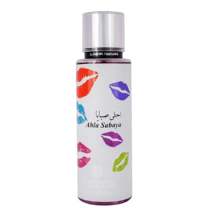 Een strak wit body mist sprayfles met een zilveren dop en kleurrijke lippenstiftkusjes van ahla sabaya