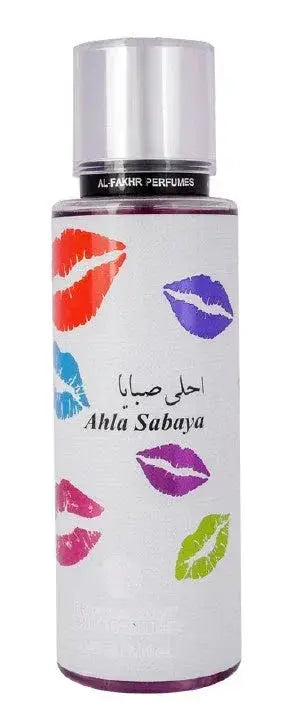 Een strak wit body mist sprayfles met een zilveren dop en kleurrijke lippenstiftkusjes van ahla sabaya