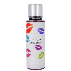 Een strak wit body mist sprayfles met een zilveren dop en kleurrijke lippenstiftkusjes van ahla sabaya