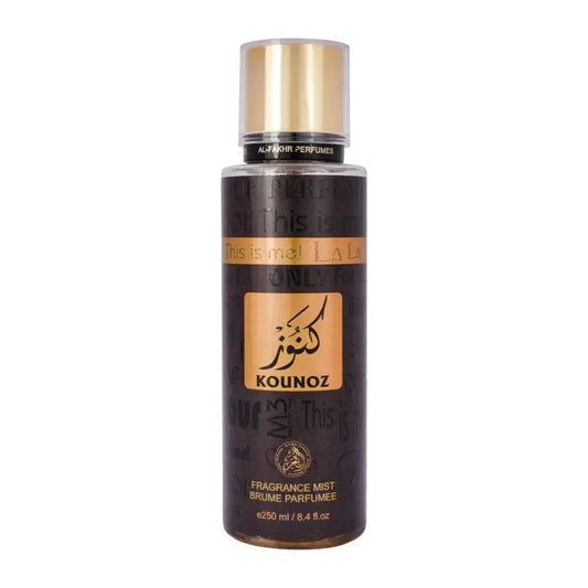 Een slanke donkerbruine glazen fles al-fakhr perfumes kounoz body mist met gouden dop en etiket