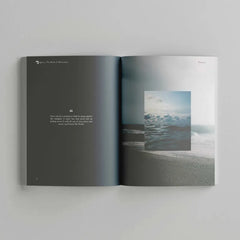 Open magazine in Book of Motivation Mufti Menk met een donkere en lichte pagina met zeescape