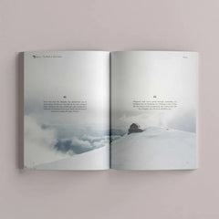 Open boek met minimalistisch bergontwerp uit Mufti Menk Book of Motivation