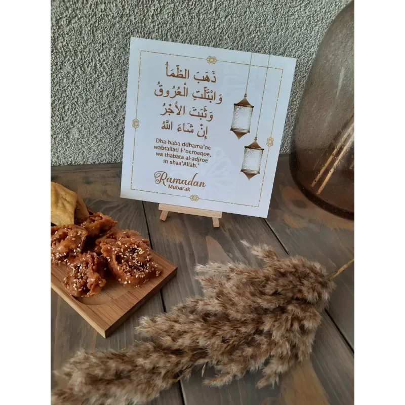 Bord met standaard -iftar - Islamboekhandel.nl
