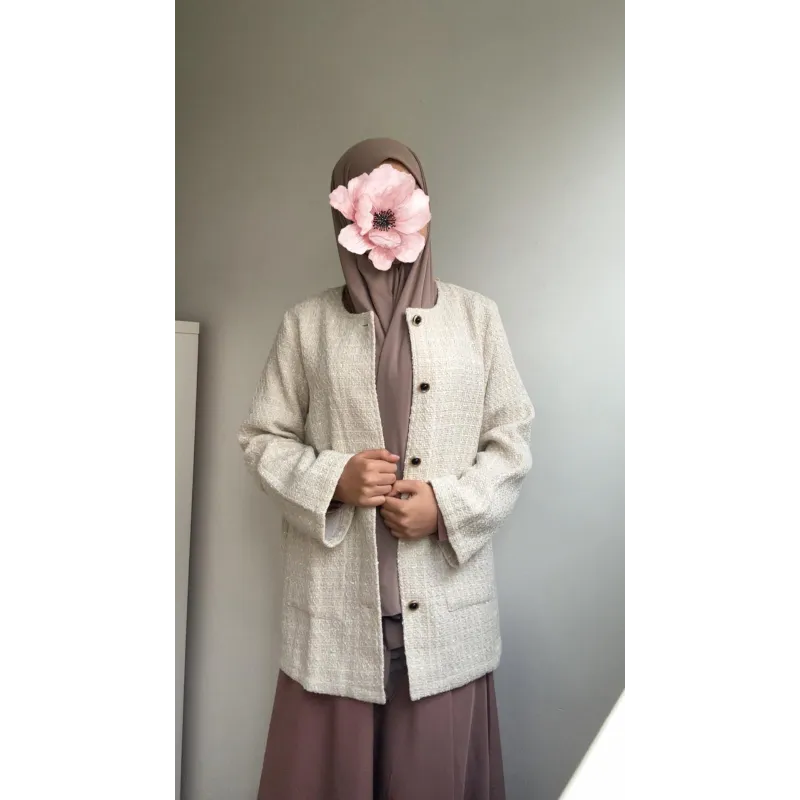 Beige bouclé blazer met knoopsluiting en bruine rok