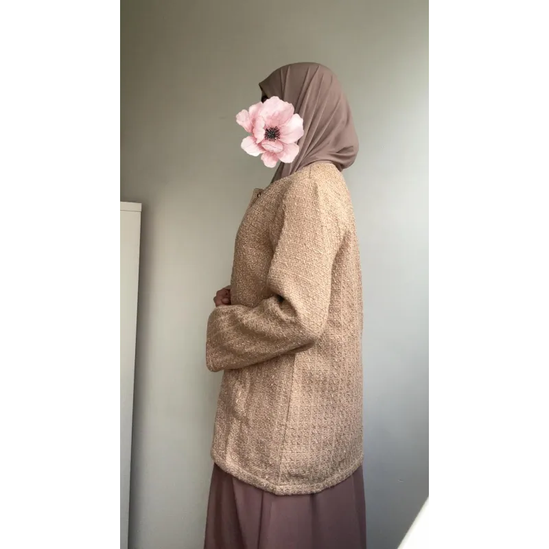 Beige boucléblijzer met bloemmotief op de schouder