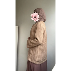 Beige boucléblijzer met bloemmotief op de schouder